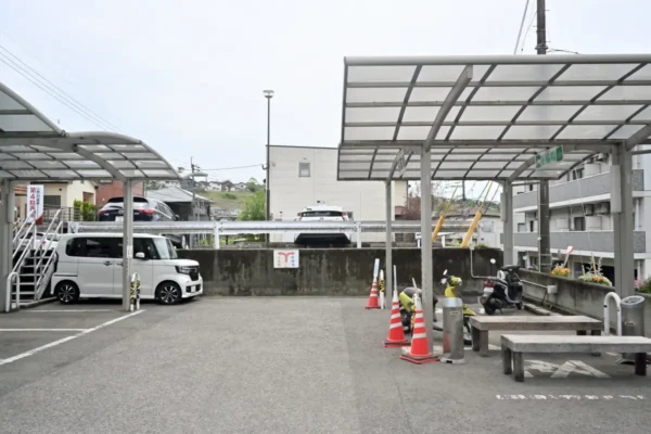 駐車場、喫煙所