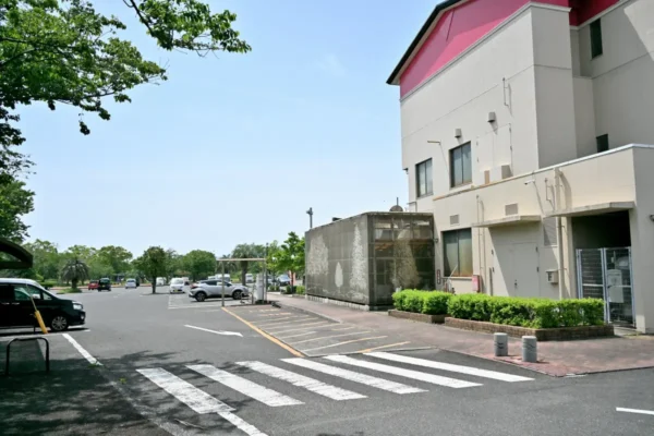 裏の駐車場