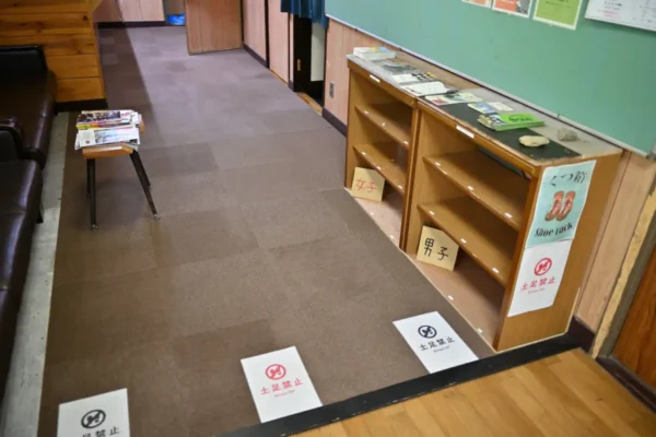 温泉入口、土足厳禁
