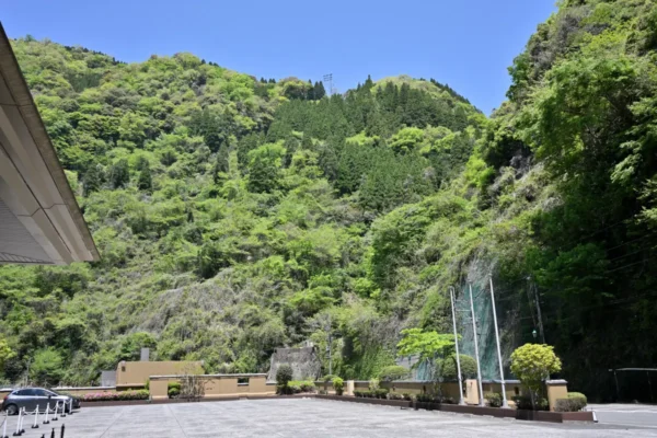 駐車場、周辺の山