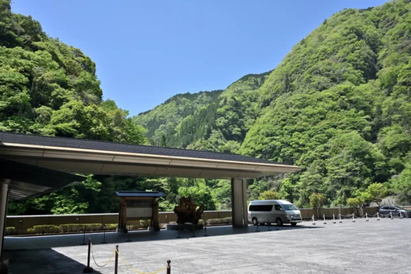 フォレストテラス豊後の湯 駐車場、周辺の山