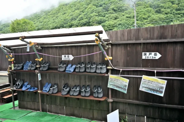 大露天風呂への通路、履物
