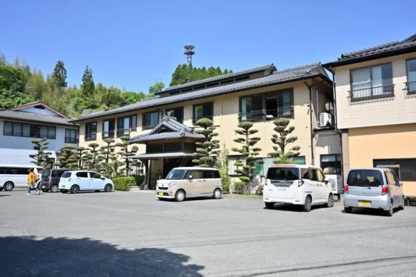 平山温泉 恵荘、駐車場