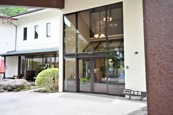 菱野温泉 常盤館 正面玄関前