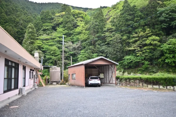 駐車場、周辺の山