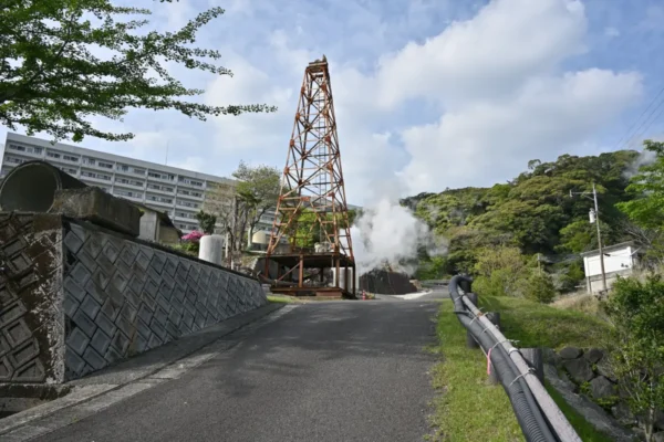 源泉の鉄塔、湯けむり