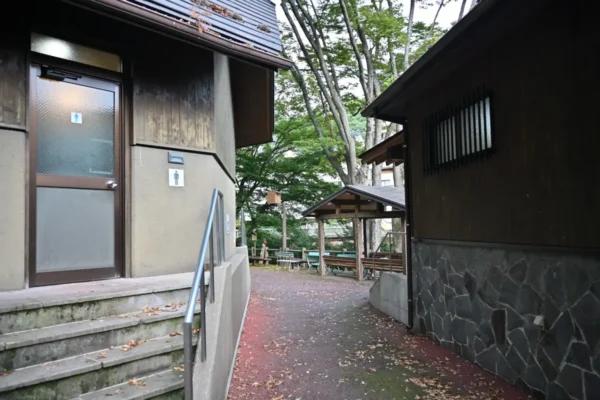 裏の通路、公衆トイレ