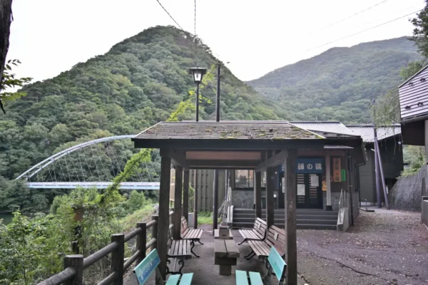 前のベンチと風景