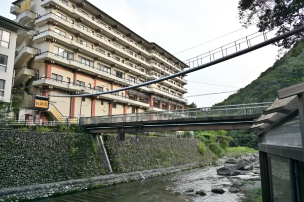 露天風呂前のホテル（湯けむりの里 柏屋）男鹿川