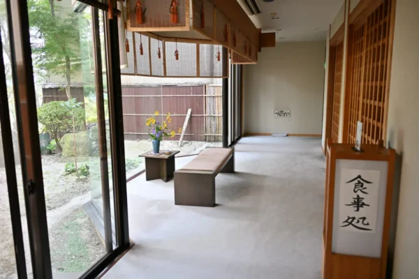 廊下、ベンチ