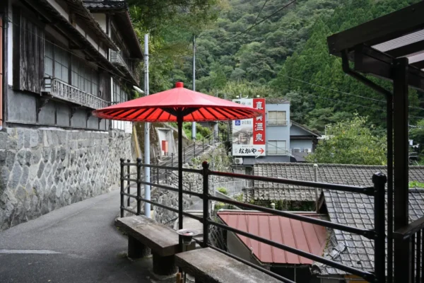 赤い傘、階段上からの景色