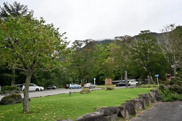 奥の駐車場、燕巣山