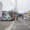周辺道路、右に駐車場