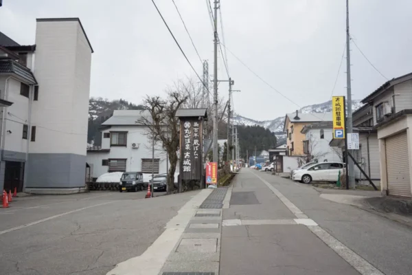 周辺道路、右に駐車場