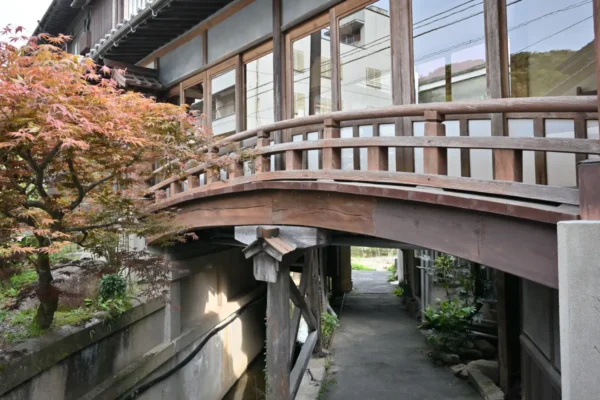 建物下の道路