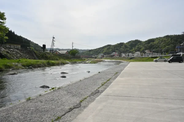 三徳川と駐車場