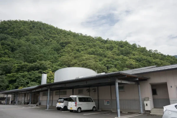 温湯温泉 湯～ぱれあ 外観、駐車場