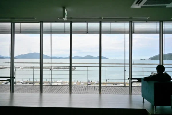 休憩スペースと日本海