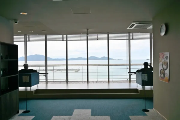 3F休憩スペースと日本海