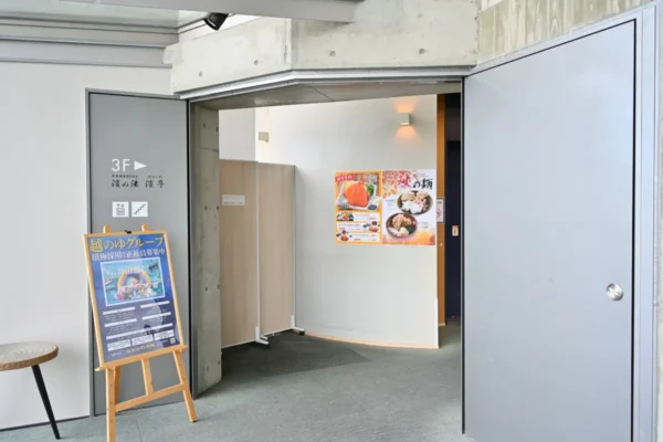 1F通路、エレベーターへ