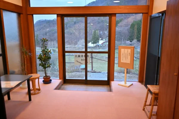穴観音参道入口