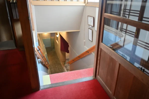 地下の温泉への階段