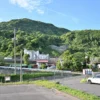 駐車場、山