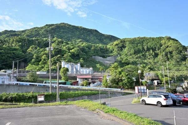 駐車場、山
