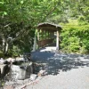 紫尾湯の宿 くすのき、川、飲泉所