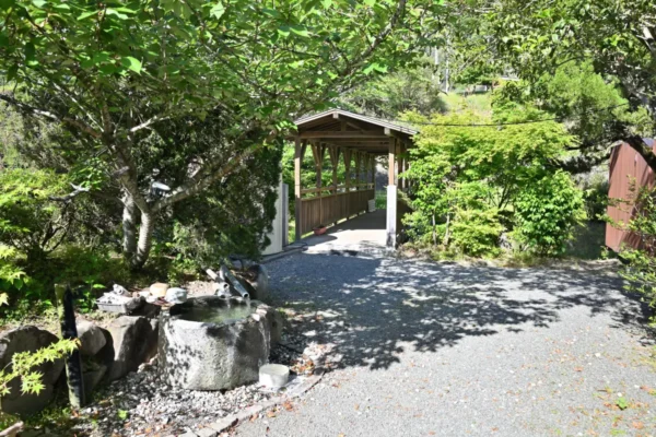 紫尾湯の宿 くすのき、川、飲泉所
