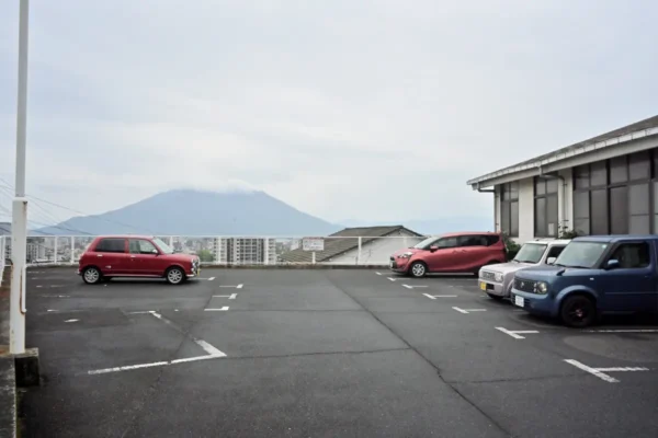 駐車場と桜島