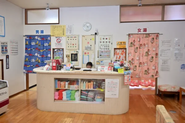 フロント、温泉入口