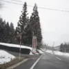 昭和温泉 しらかば荘 道路入口