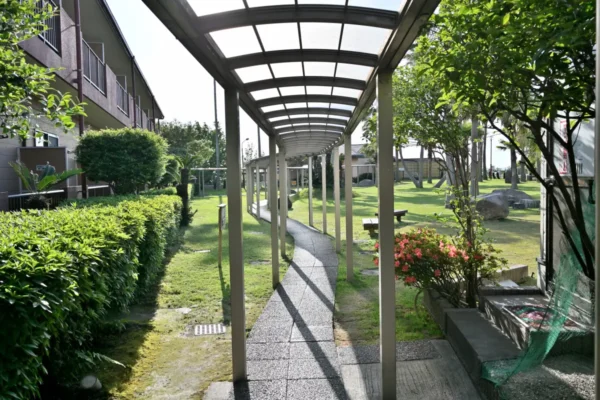 庭と通路