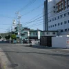 周辺、向かい駐車場