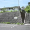 駐車場と階段