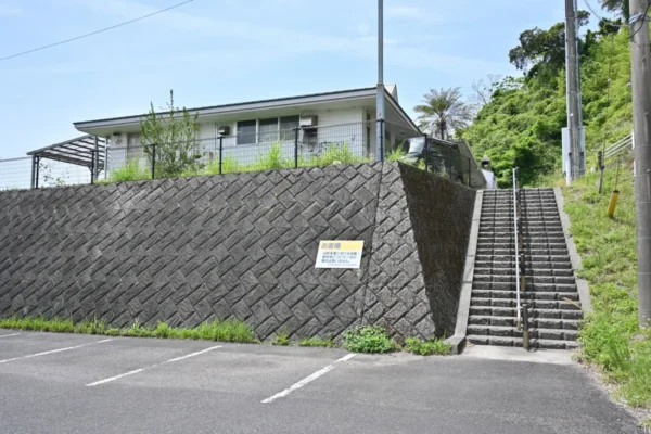 駐車場と階段