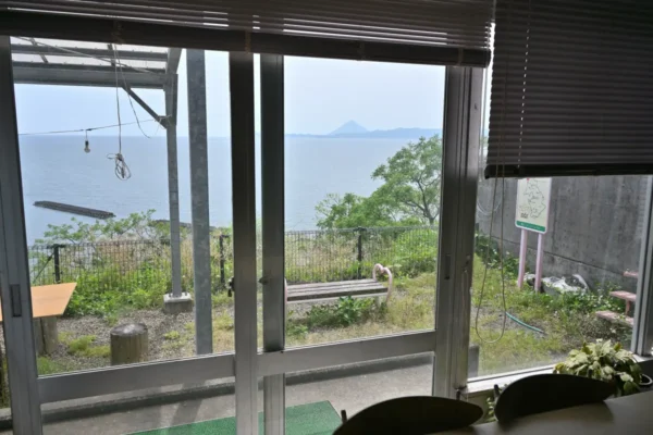 休憩所から鹿児島湾と開聞岳