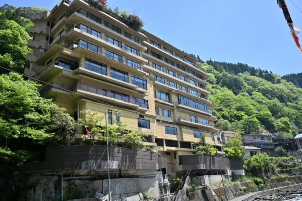杖立渓流の宿 大自然 川沿い外観