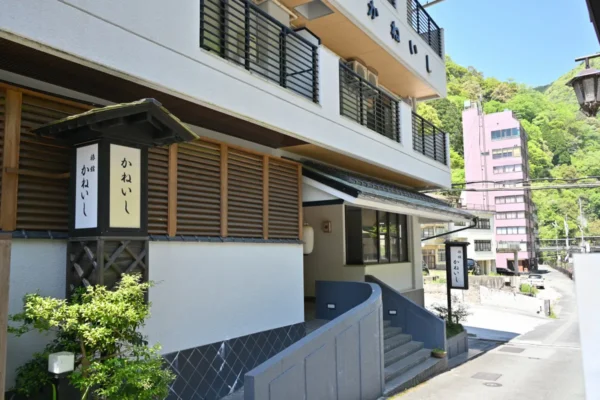 杖立温泉 川のせせらぎの宿 旅館かねいし