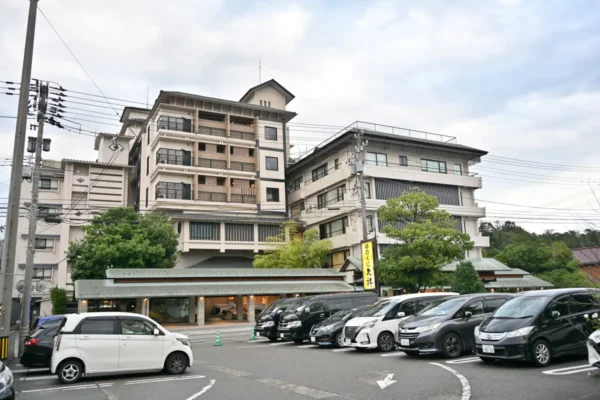 山代温泉 ゆのくに天祥と駐車場