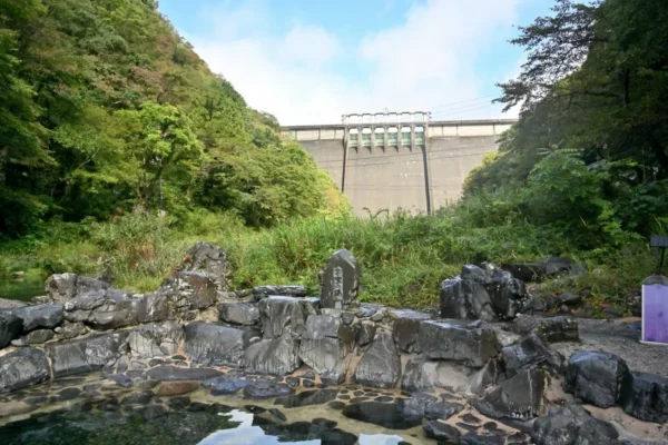 湯原ダムと湯原温泉 砂湯 長寿の湯