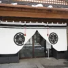 玄関前、家紋