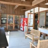 玄関前、ベンチ