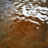 茶褐色の温泉