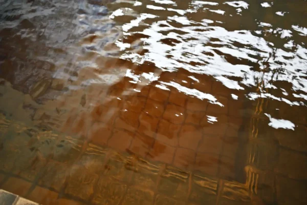 茶褐色の温泉