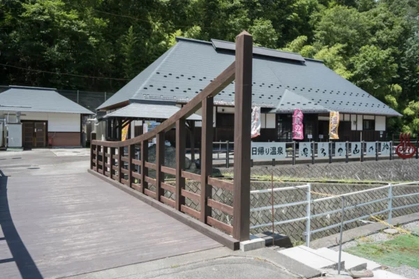豊科温泉 湯多里 山の神 入口の橋
